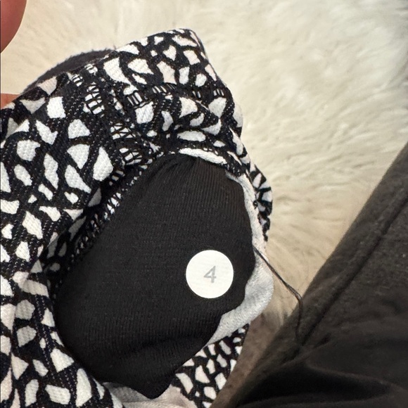 Lululemon cropped leggings size 4 - Picture 6 of 6